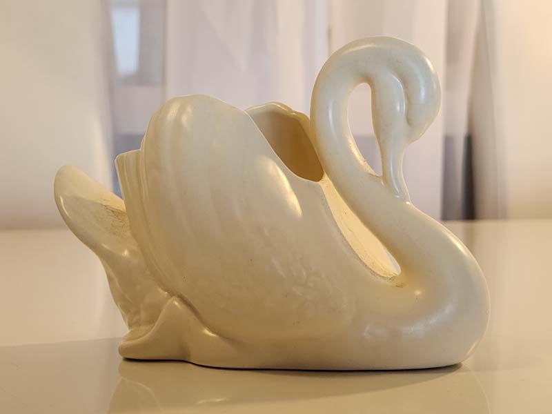 NZ Pottery: Crown Lynn - small swan