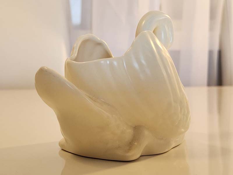 NZ Pottery: Crown Lynn - small swan