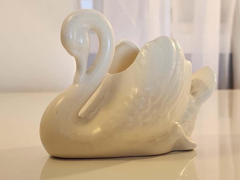 NZ Pottery: Crown Lynn - small swan
