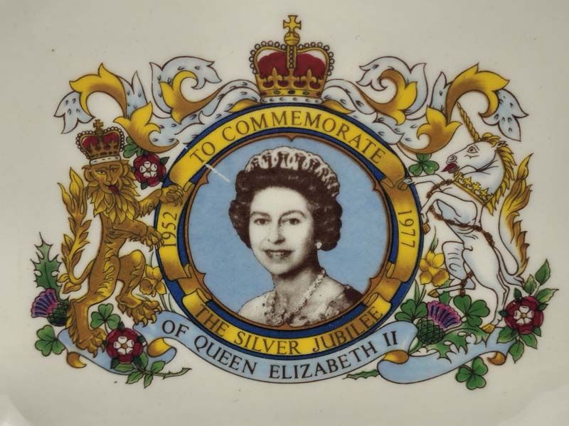 Royal Family: Queen Elizabeth II Silver Jubilee tray 1977