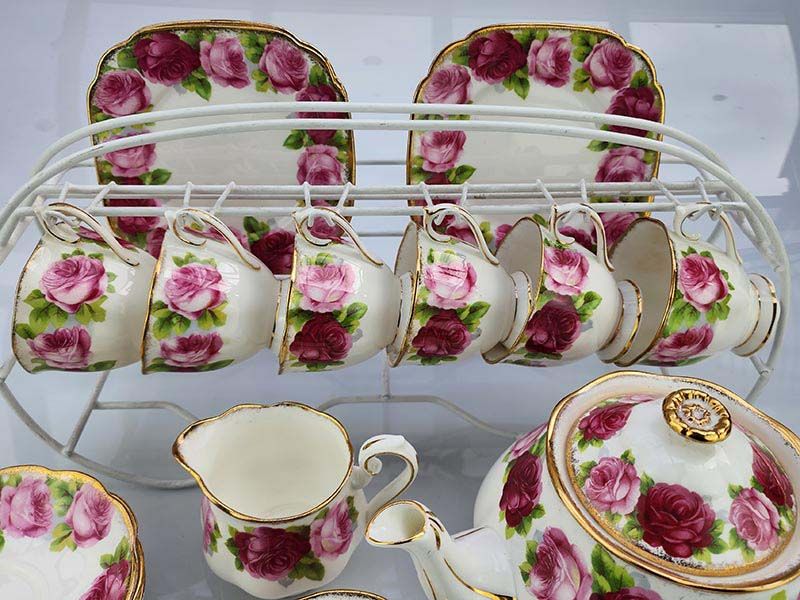 Royal Albert: Old English Rose tea set