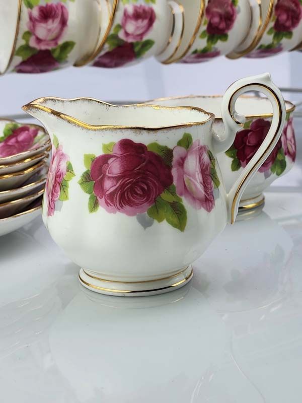 Royal Albert: Old English Rose tea set
