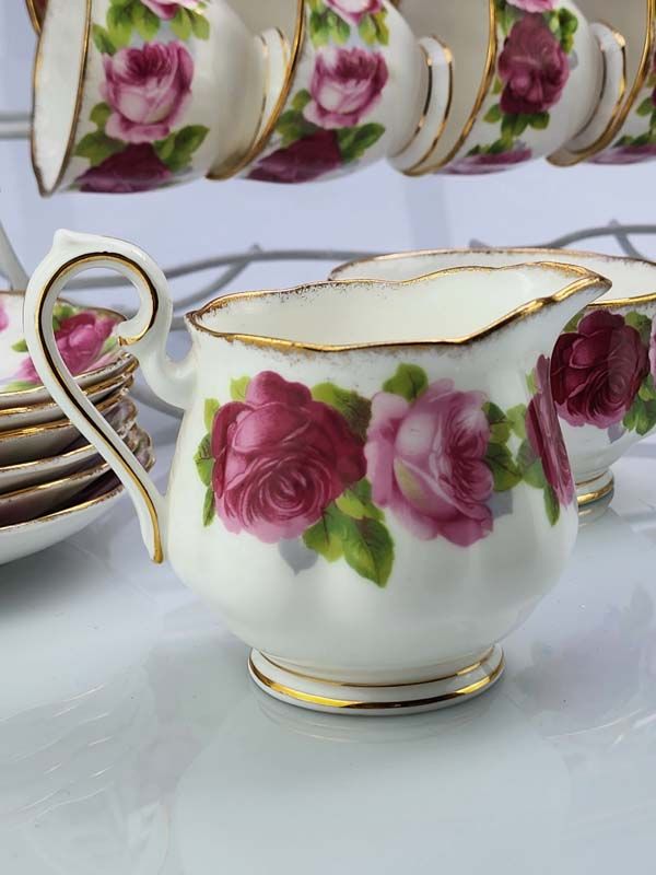 Royal Albert: Old English Rose tea set