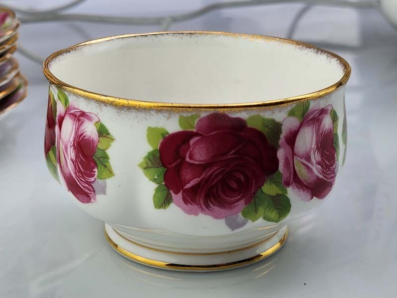 Royal Albert: Old English Rose tea set
