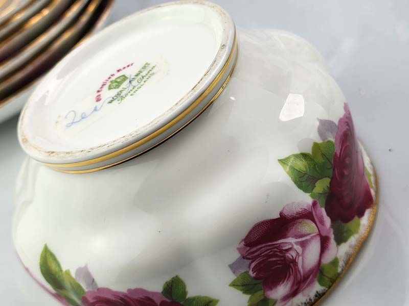 Royal Albert: Old English Rose tea set