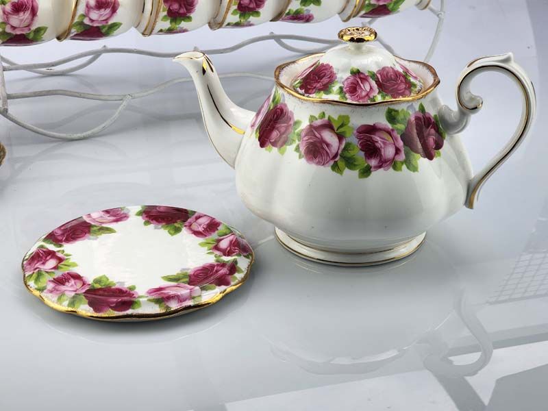 Royal Albert: Old English Rose tea set