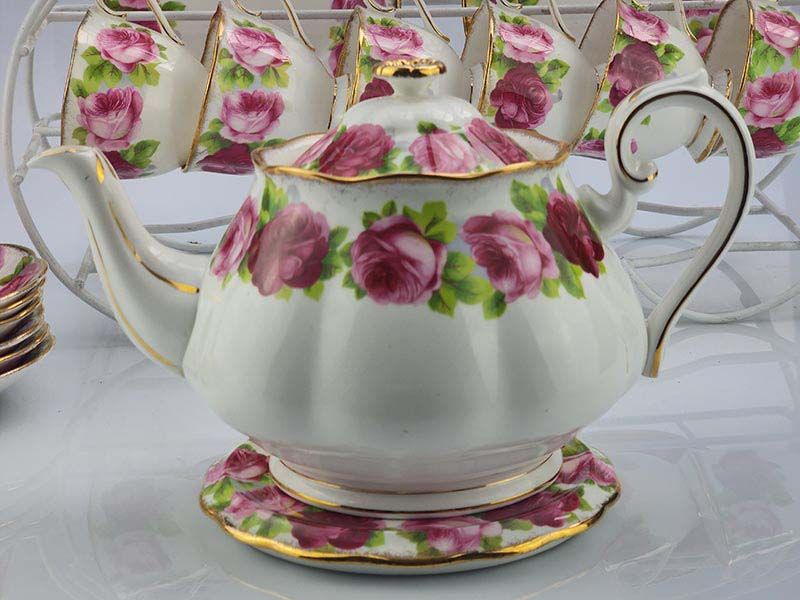 Royal Albert: Old English Rose tea set