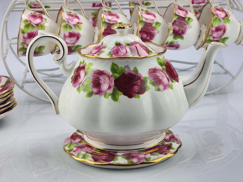 Royal Albert: Old English Rose tea set
