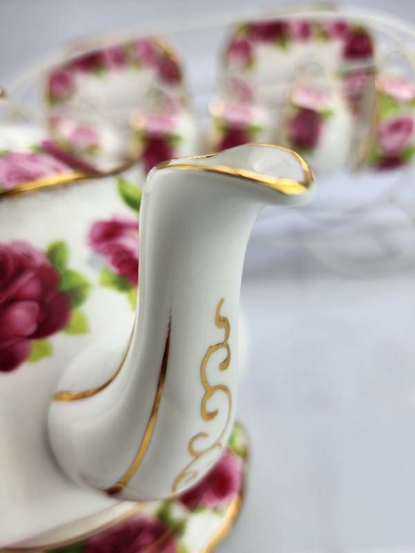 Royal Albert: Old English Rose tea set