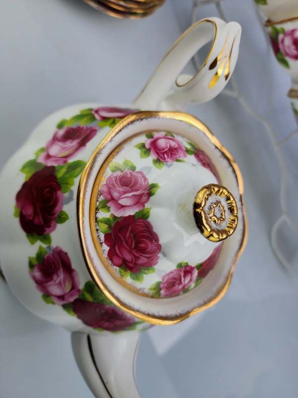 Royal Albert: Old English Rose tea set