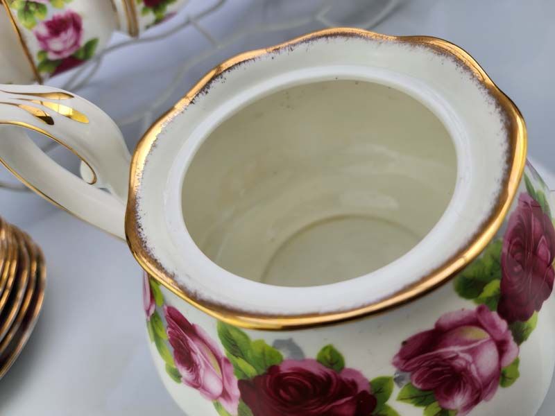Royal Albert: Old English Rose tea set