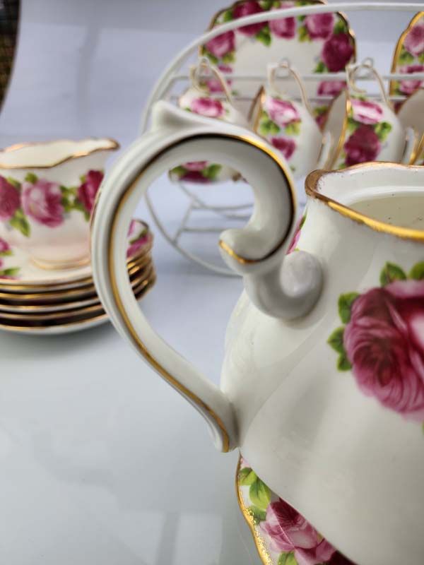 Royal Albert: Old English Rose tea set