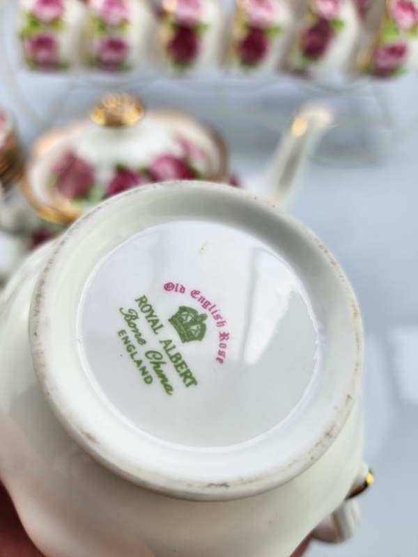 Royal Albert: Old English Rose tea set