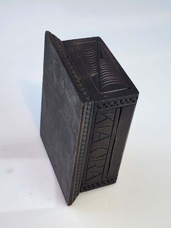 Antiques: Maori KIAORA Carved Box
