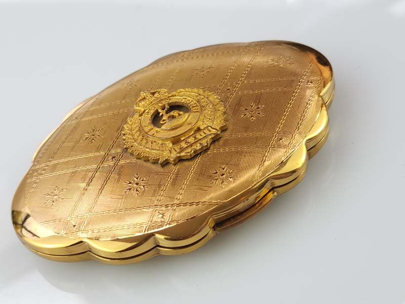 Vintage oval KIGU Compact with WW2 Badge