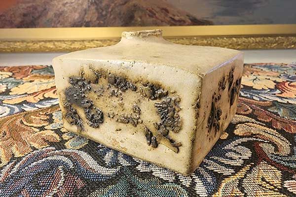 Ute Mangin - Squat square vase