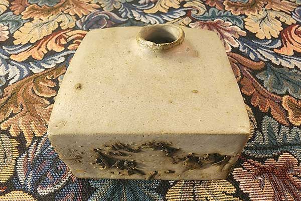 NZ Pottery: Ute Mangin - Square vase