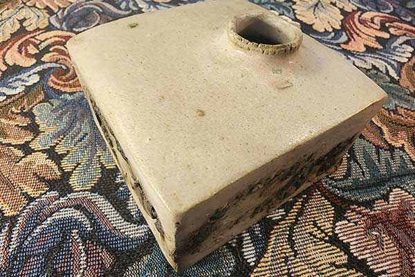 NZ Pottery: Ute Mangin - Square vase