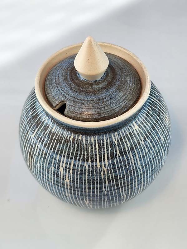 Hanmer pottery: Hanmer pottery lidded pot