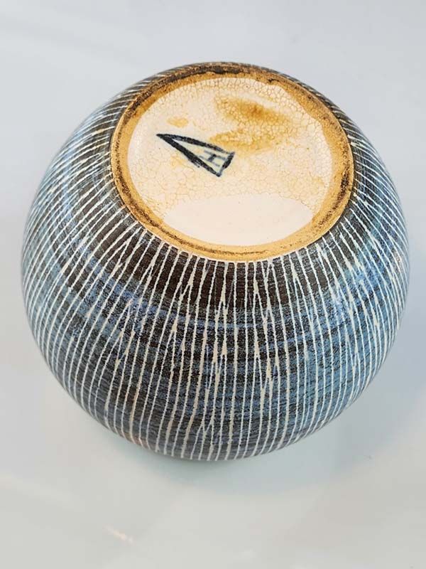 Hanmer pottery: Hanmer pottery lidded pot