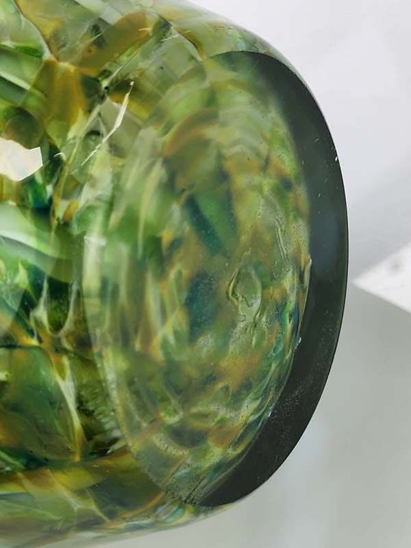 Glass: Iwatsu Hineri Glass vase