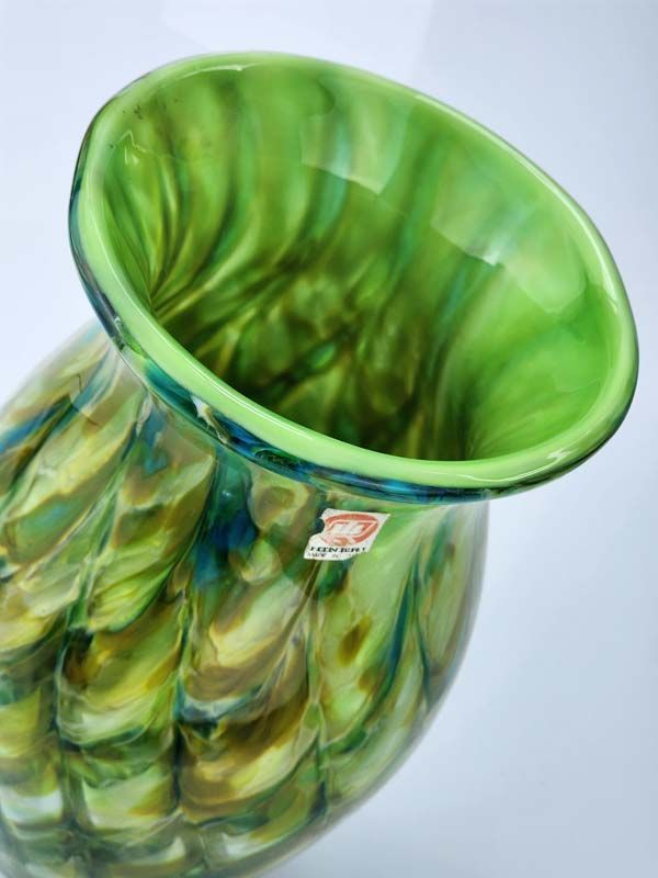 Glass: Iwatsu Hineri Glass vase