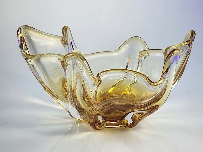 Iwatsu Hineri glass bowl - Amber