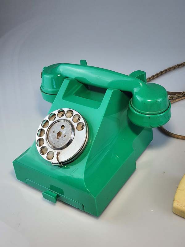 Retro Electronics: Jade Green Bakelite Telephone