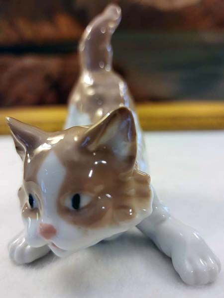 Lladro - Model #01005112: Attentive Cat
