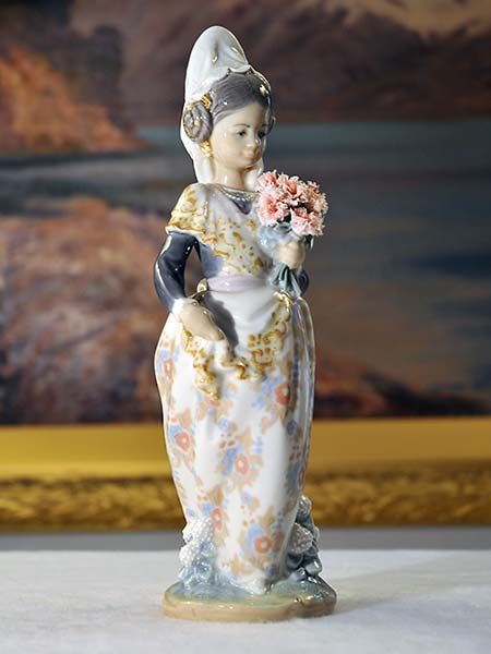 Lladro: Lladro - Valencian girl with flowers