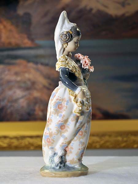 Lladro: Lladro - Valencian girl with flowers