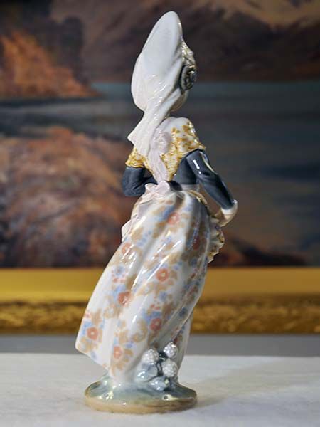 Lladro: Lladro - Valencian girl with flowers