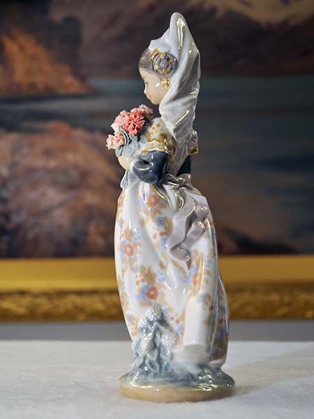 Lladro: Lladro - Valencian girl with flowers