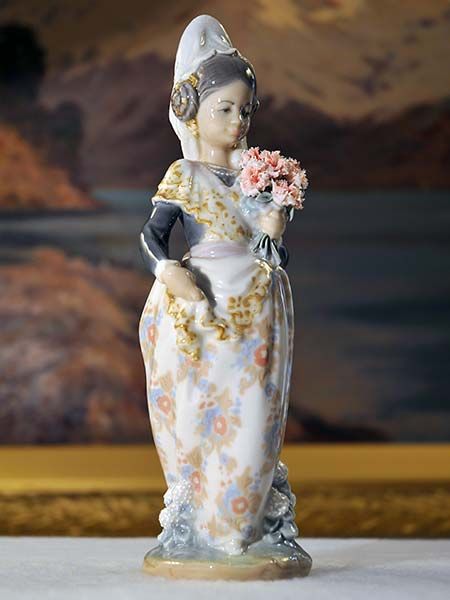 Lladro: Lladro - Valencian girl with flowers