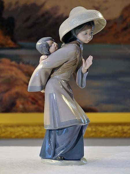 Lladro: Lladro - Chinese with baby on back