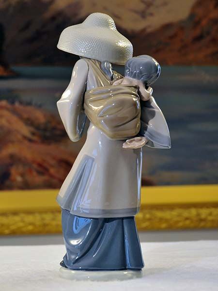 Lladro: Lladro - Chinese with baby on back