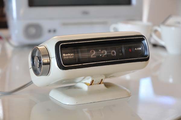 Sankyo DIGI-GLO alarm flip-clock